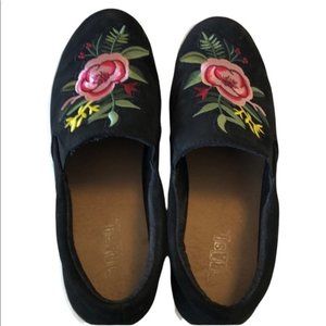 Rose Embroidery Black Sneakers